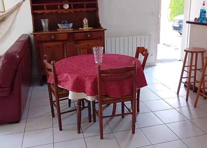 House With Garden Near The Sea In בית נופש