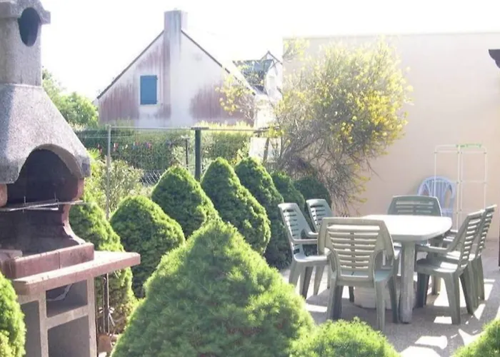 בית נופש House With Garden Near The Sea In *